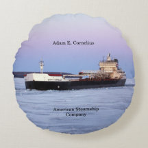 almohada redonda Adam E. Cornelius