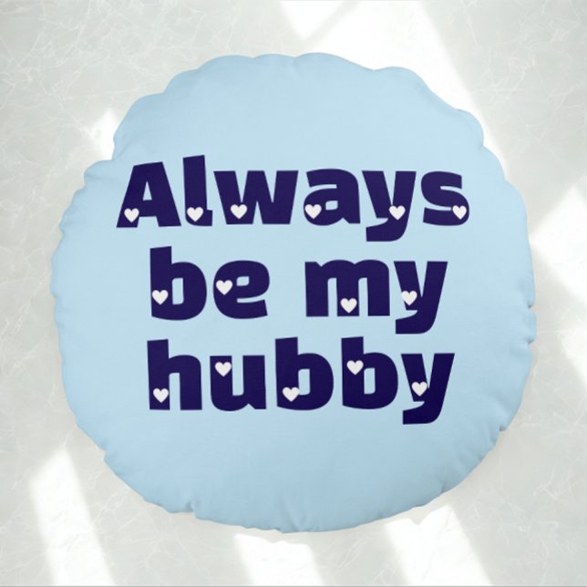 Almohada Redonda Blanca de Amor Moderna Personaliz (Modern custom text be my hubby round pillow)