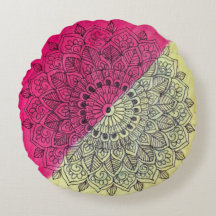 Almohada redonda de Bohemian rosa y amarillo con d