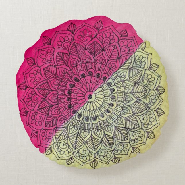 Almohada redonda de Bohemian rosa y amarillo con d (Reverso)