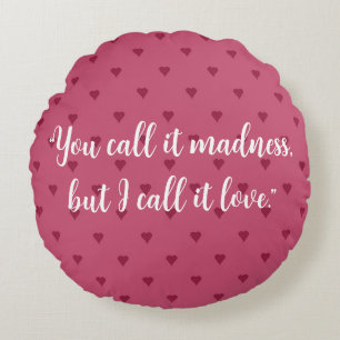 Almohada redonda de los corazones rojos
