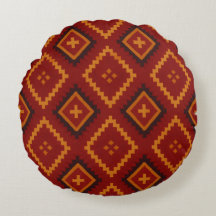 Almohada redonda de motivos geométricos rojos y ne