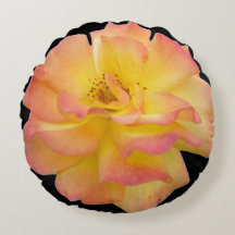 Almohada redonda de rosa florecida amarilla y rosa
