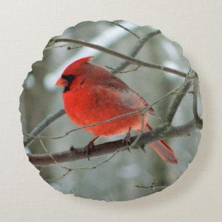 Almohada redonda del cardenal rojo (invierno)