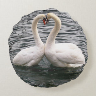 Almohada redonda del corazón rosado