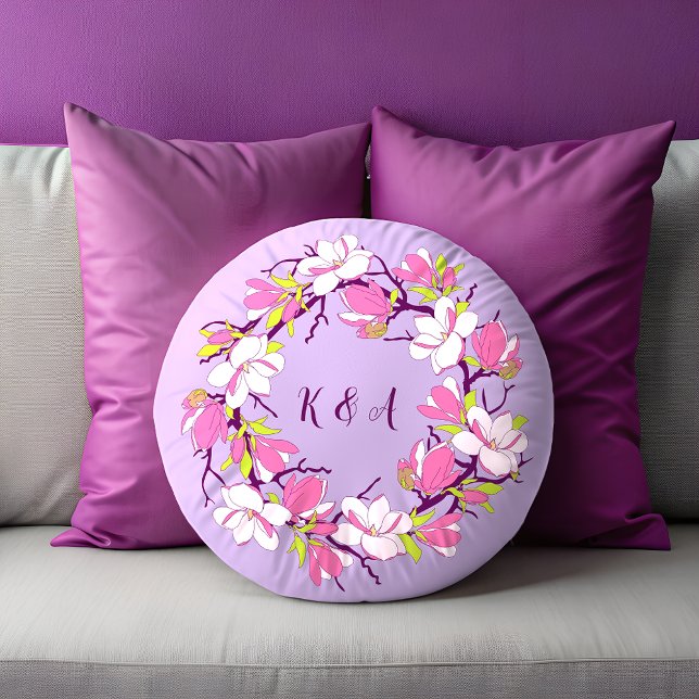 Almohada redonda personalizada de Magnolia en flor (Blooming Magnolia Personalized Round Pillow)
