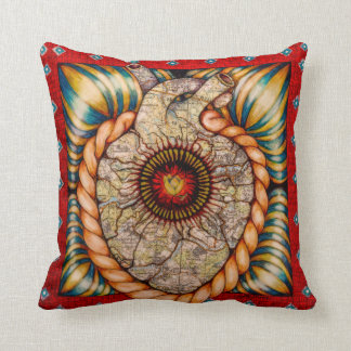 Almohada roja con el corazón y los mapas