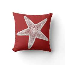 Almohada roja con las estrellas de mar