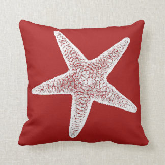 Almohada roja con las estrellas de mar