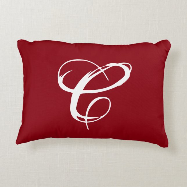 Almohada roja de acento "C" con respaldo de damasc (Reverso)