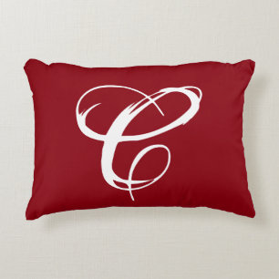 Almohada roja de "C" con la parte posterior del