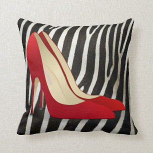 almohada roja de zapatos altos de tacón