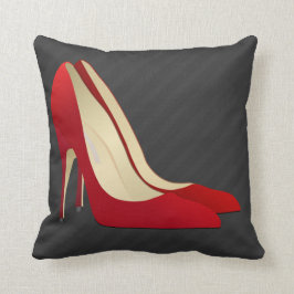 almohada roja de zapatos altos de tacón
