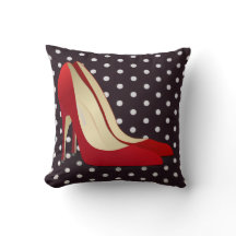 almohada roja de zapatos altos de tacón