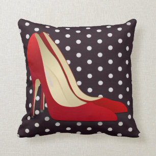 almohada roja de zapatos altos de tacón