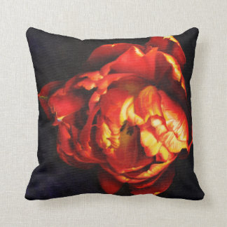 Almohada roja del tulipán