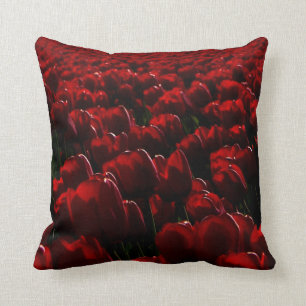 almohada roja oscura de lanzamiento de tulipanes.