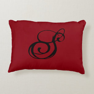 Almohada roja "S" con respaldo negro y blanco de d