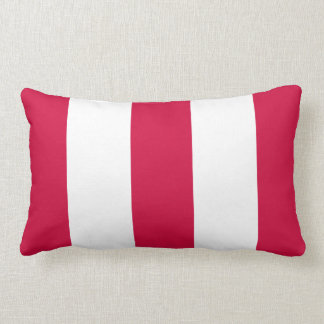 Almohada roja y blanca de la nueva fresa de la