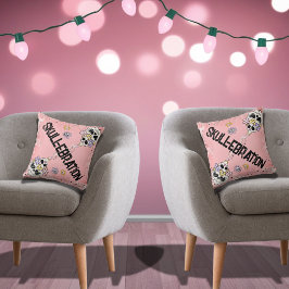 Almohada rosa de Halloween y cráneo floral espeluz