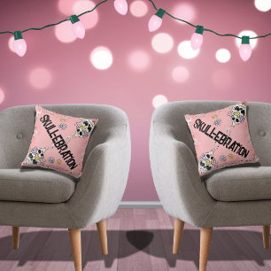 Almohada rosa de Halloween y cráneo floral espeluz