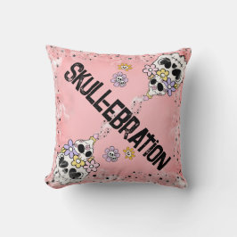 Almohada rosa de Halloween y cráneo floral espeluz
