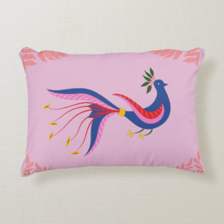 almohada rosa pastel con pavo real