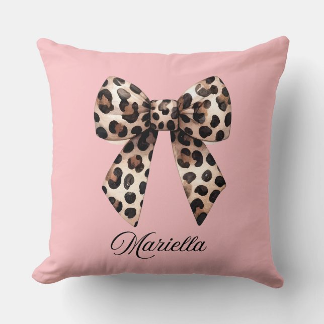 Almohada Rosa Personalizada con Lazo de Leopardo  (Anverso)
