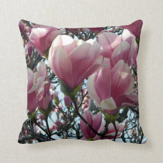 Almohada rosada de la flor de la magnolia
