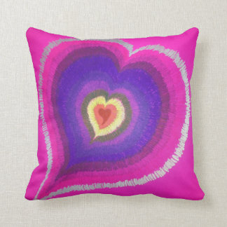 Almohada rosada del corazón del arco iris
