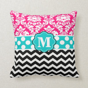 Almohada rosada del monograma de Chevron del