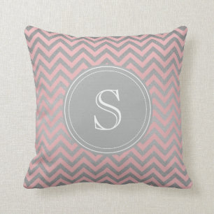 Almohada rosada y de plata de Chevron