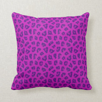 Almohada rosada y púrpura enrrollada del modelo