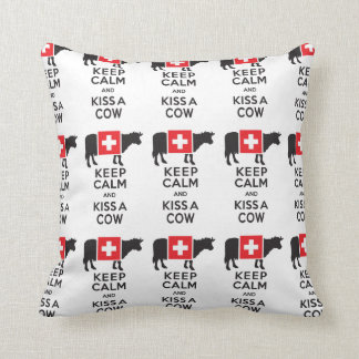 Almohada suiza divertida - guarde la calma y bese
