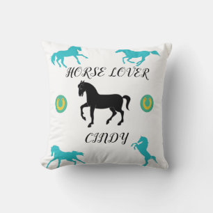 almohada tipo caballo con nombre personalizado.