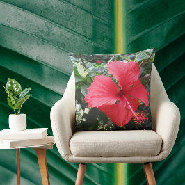 almohada tropical de hibiscos rojos