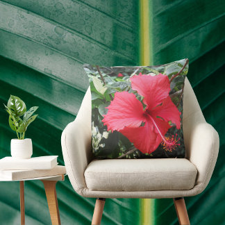 almohada tropical de hibiscos rojos