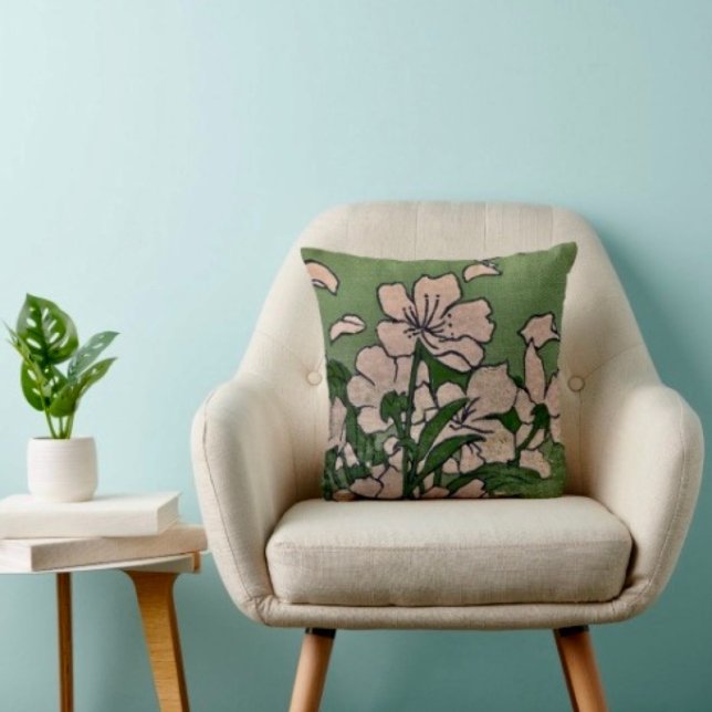 Almohada Verde Flor de Cerezo (Cozy throw pillow that accents any living room or bedroom with floral colour and style.

)