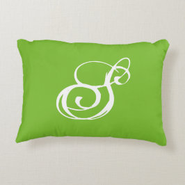 Almohada verde "S" con respaldo negro y blanco