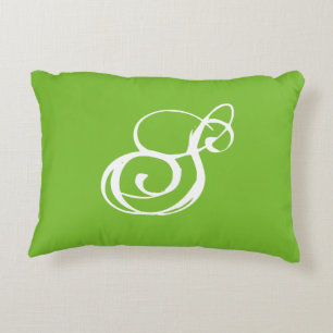 Almohada verde "S" con respaldo negro y blanco