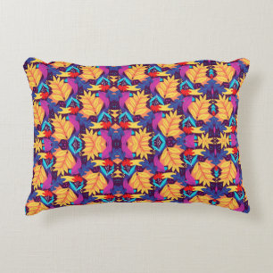 Almohada vibrante con un patrón simétrico