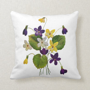 Almohada violeta bordada