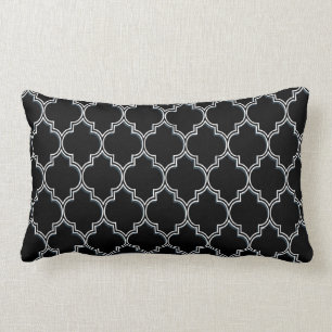 Almohadas blancas de Quatrefoil y grises negras