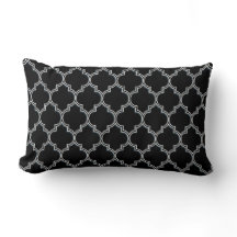 Almohadas blancas de Quatrefoil y grises negras