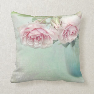 almohadas románticas en la Shabby actual Style