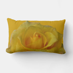 Almohadas y almohadas de rosa amarillo Rosa