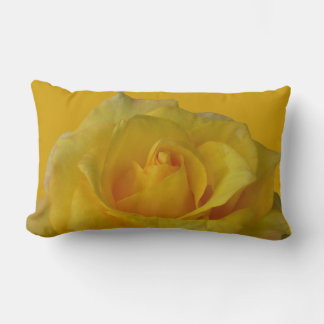Almohadas y almohadas de rosa amarillo Rosa