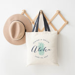 Aloha Pineapple | Bolsa de bienvenida de Boda<br><div class="desc">Bienvenidos a su boda en Hawái o destino con esta moda y modernas bolsas de té personalizadas. El diseño presenta "aloha" en un guión moderno de caligrafía manuscrita azul marino sobre un ilustracion tropical de piña turquesa. Agregue sus nombres y la fecha de boda en texto curvo encima y debajo...</div>