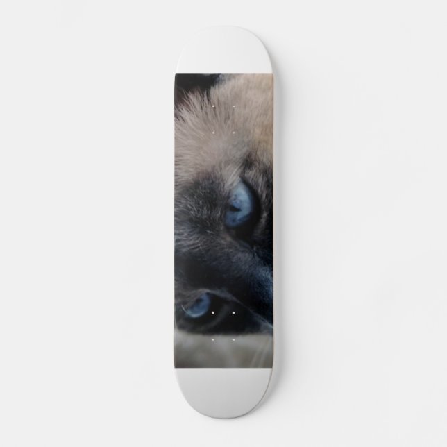 Aloof Siamese Cat Skateboard (Anverso)