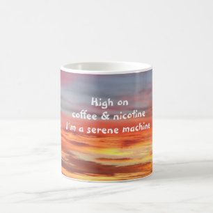 Alto en la taza de la salida del sol del café y d